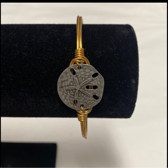 NEW set of 2 - Sand Dollar & Starfish Bracelets - gold/brass/chrome look - Picture 2 of 6